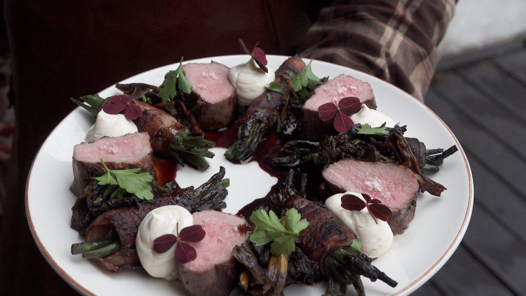 Vildsvin ”Black & White” med baconlindad haricots vertes, trattkantareller, tryffelaioli och skogssky