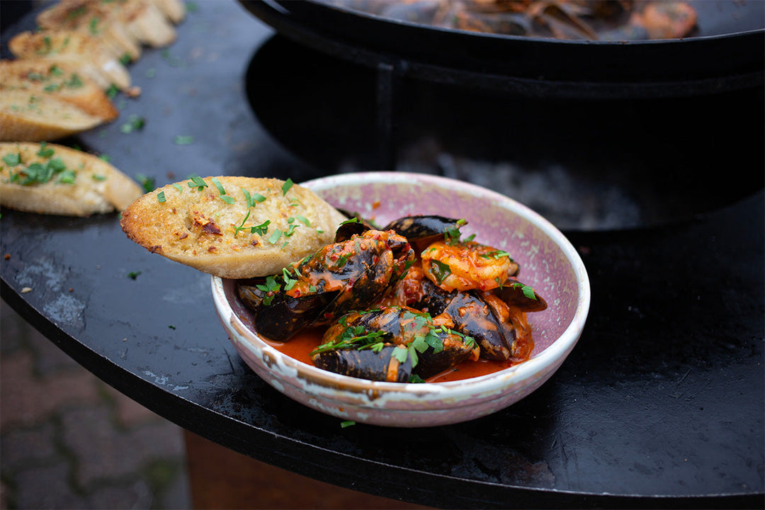 Musslor med ’Nduja och grillat vitlöksbröd